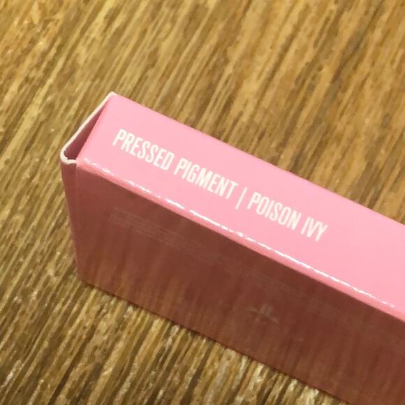 Jeffree Star Artistry Single in Poison Ivy Shade Bright Green Metallic Eyeshadow - Picture 4 of 5